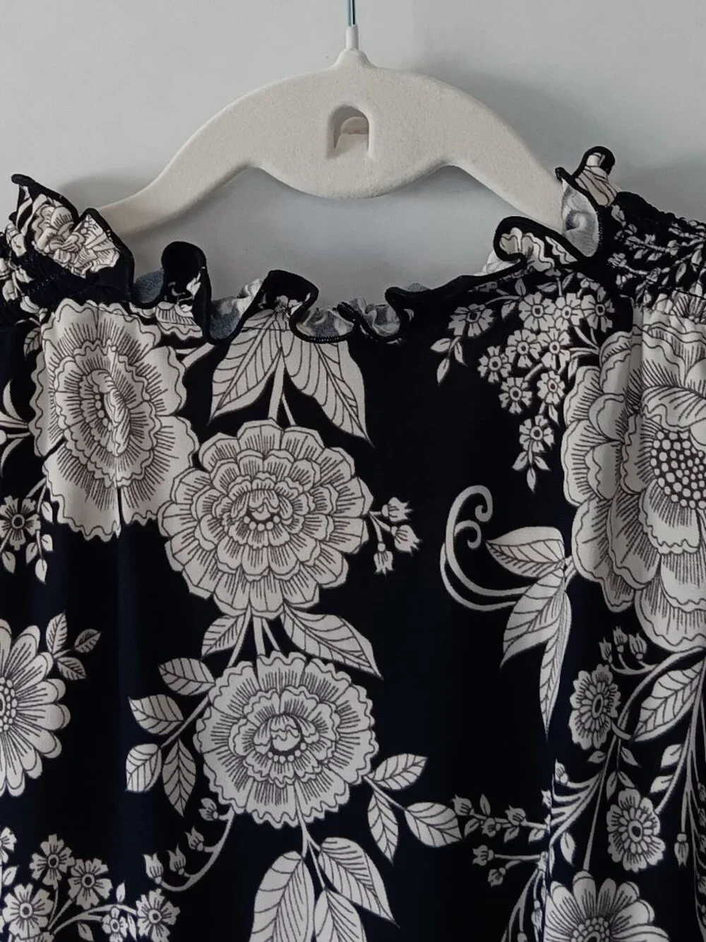 TOMMY HILFIGER Navy and White Floral Sleeveless Blouse Size L ($14) - Picture 8 of 12